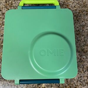 Omie Green Kids Lunchbox - Portable Bento-Style Lunch Container- no thermos